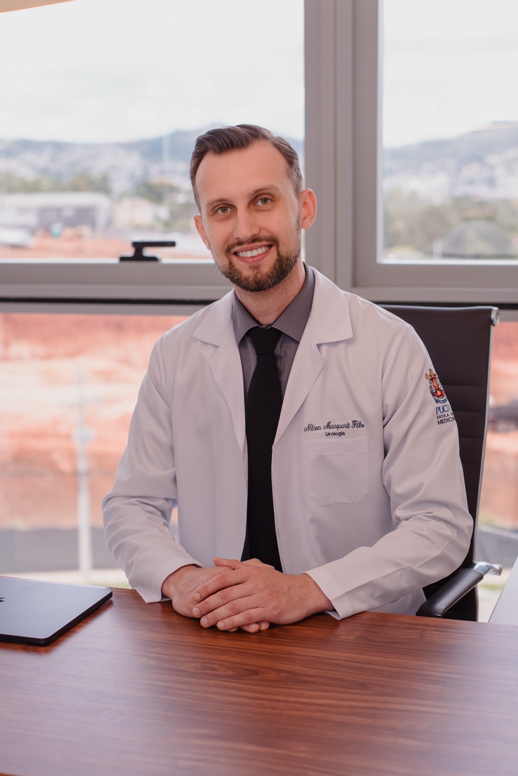Dr. Nilson Marquardt Filho no consultório