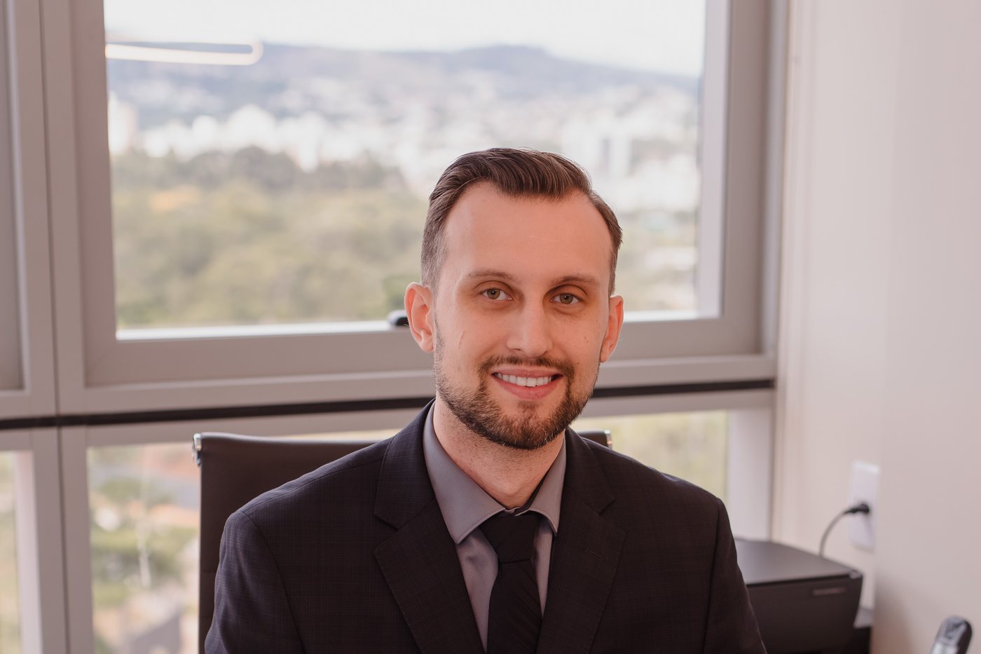 Dr. Nilson Marquardt Filho em sua mesa de atendimento