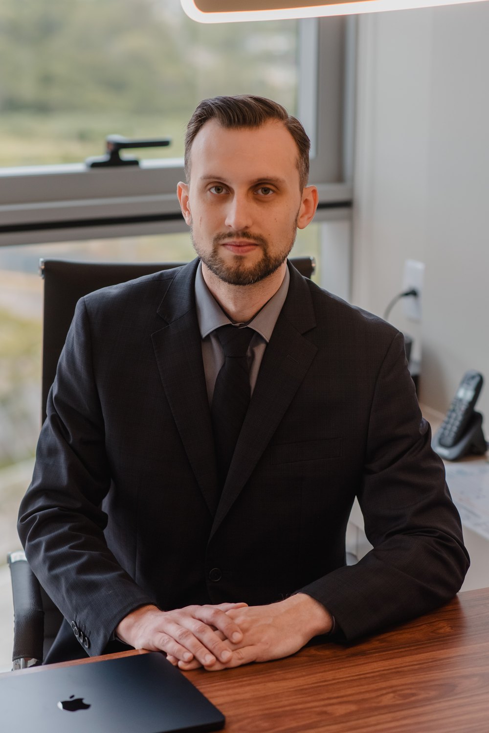 Dr. Nilson Marquardt Filho em seu consultório